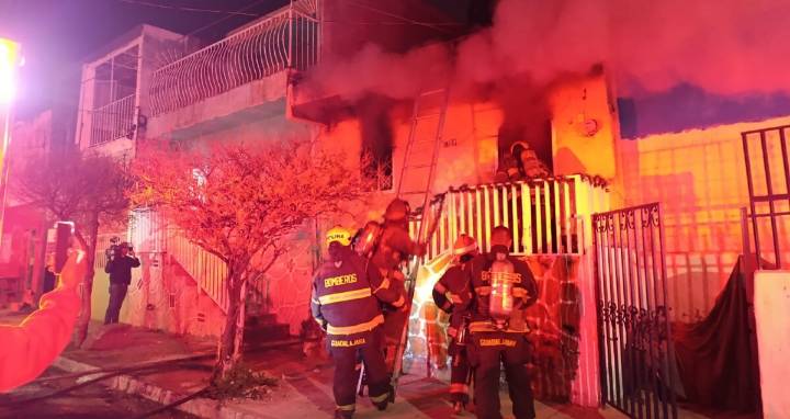 Madre y sus 3 hijos saltan de la azotea de su casa debido a incendio provocado por luces navideñas en Guadalajara
