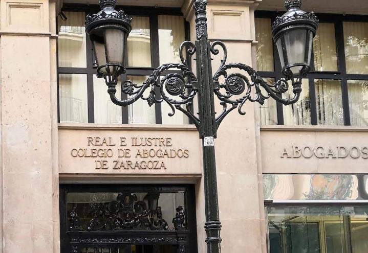 Batalla por el lenguaje inclusivo en Zaragoza: la justicia tumba el cambio de nombre del Colegio de Abogados