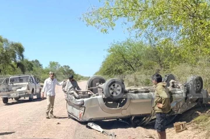 Terrible susto en zona rural: cinco jóvenes resultaron heridos tras el vuelco de una camioneta