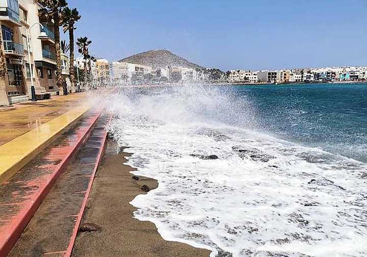 Un hombre evacuado con contusiones tras ser rescatado del agua en Playa de Arinaga