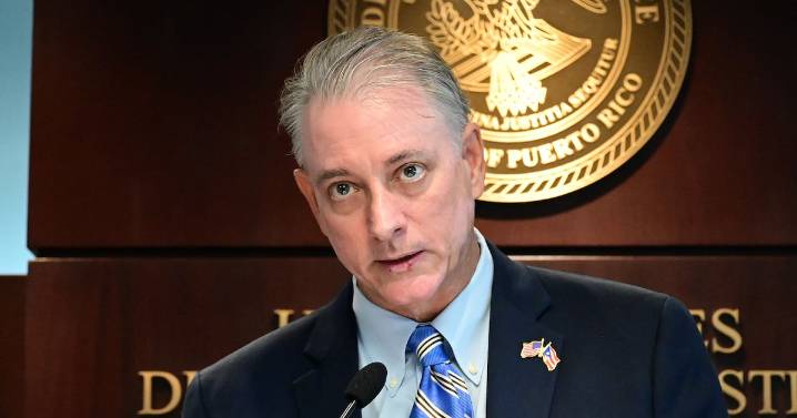 Federales acusan a tres personas por traficar marihuana mediante el Servicio Postal y por sobornos