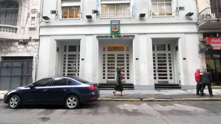 Chiqui Tapia en la mira: la Justicia realizó allanamientos en sedes de la AFA y clubes