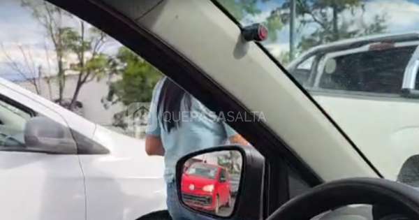 [URGENTE] Fuerte accidente entre una camioneta y un auto en Av. Paraguay