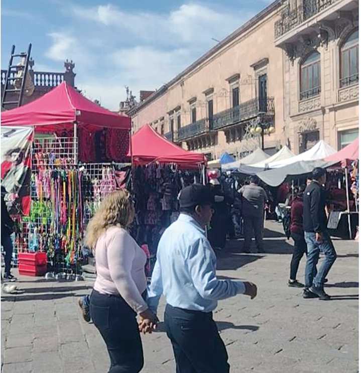 Denuncian invasión de ambulantes promovidos por comercio de Galindo