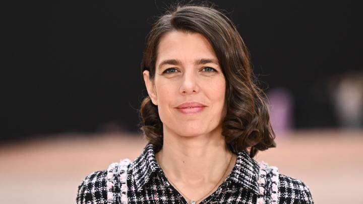 Charlotte Casiraghi lleva el abrigo con textura que todas queremos para ir a la oficina este invierno