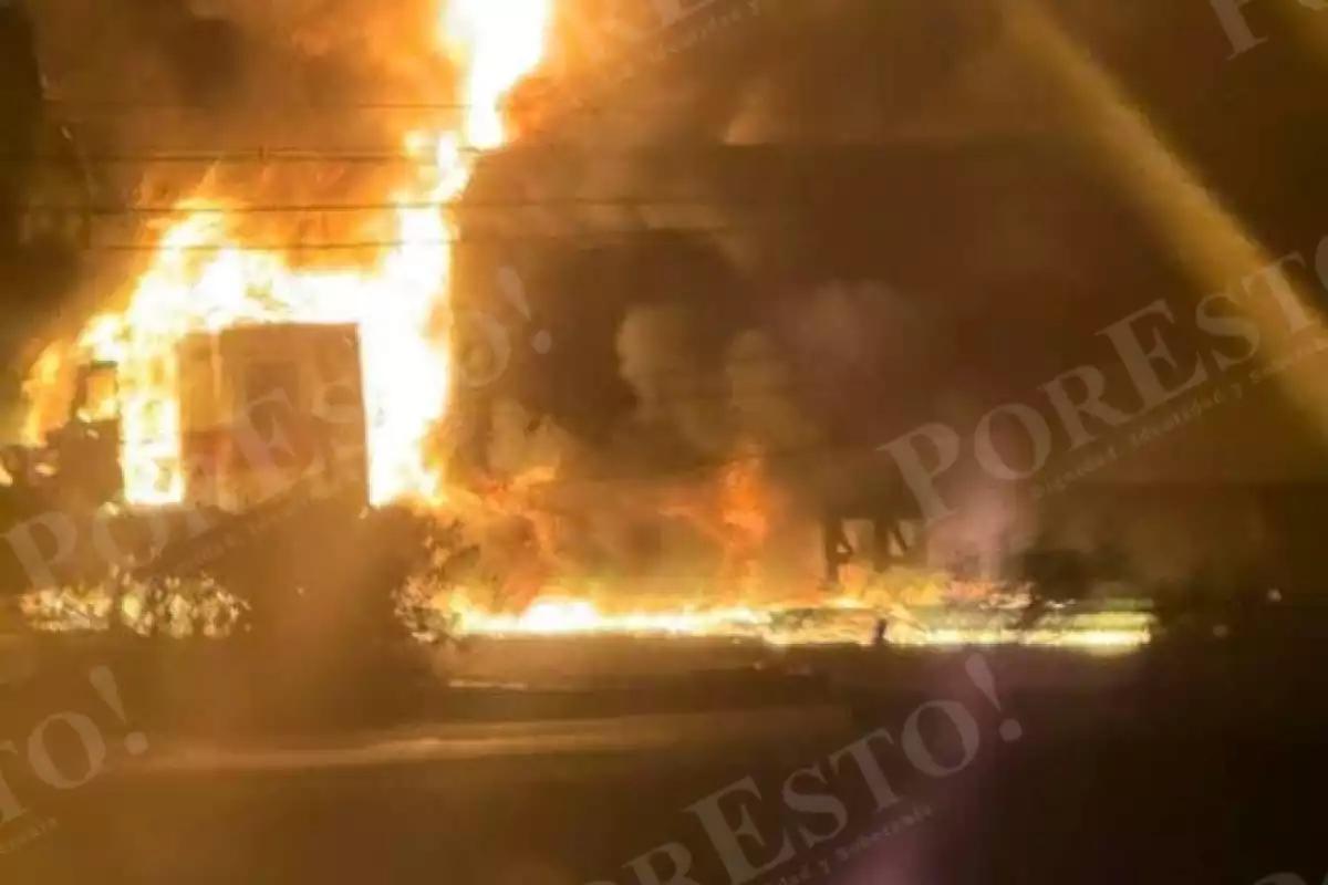 Tráiler termina incendiado al volcar en la carretera federal 307