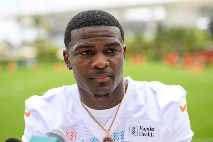 Mike McDaniel Confirms De’Von Achane’s Availability for Steelers Clash With Injury Update on Dolphins RB