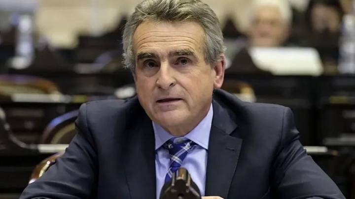 Dura respuesta de Agustín Rossi a Milei: "No es soberanía comprar un avión que no tiene capacidad en Malvinas"