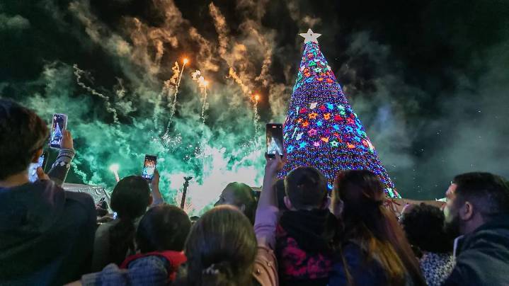 Gran alegría se vivió en el encendido del árbol navideño en San Juan del Río