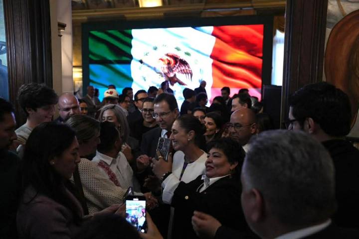 Presidenta Sheinbaum se reúne con comunidad mexicana en EEUU