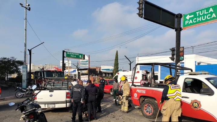 Choque entre motocicleta y camioneta deja un lesionado