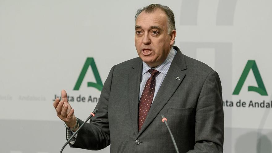 La Policía denuncia a un coche oficial de la Junta cuando esperaba en Santa Justa a la hija del consejero de Turismo