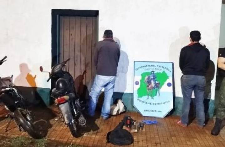 Cayeron en un control con una tumbera, armas blancas y municiones en Santo Tomé