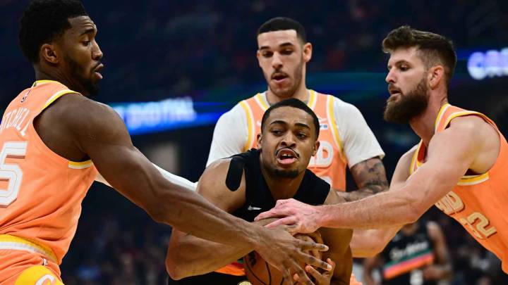 Cavs find right mix of experience, youth with five-man combo: ‘That’s a lot of energy right there’