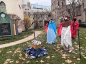 Un pesebre ‘custodiado’ por ICE y con un Niño Jesús esposado desata polémica en Chicago