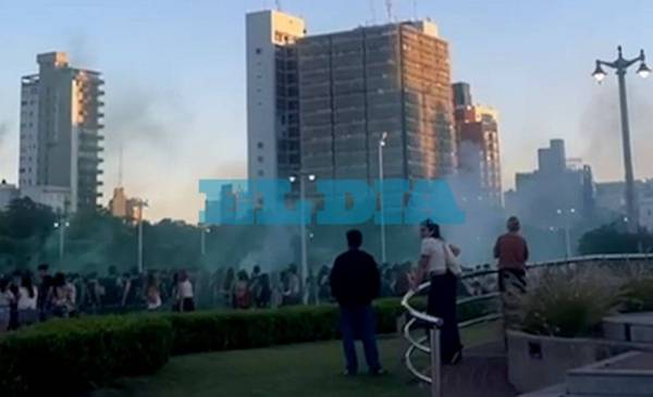 VIDEO.- Imágenes del descontrol en La Plata: bombas, una garita vandalizada y vecinos sin pegar un ojo por los festejos secundarios