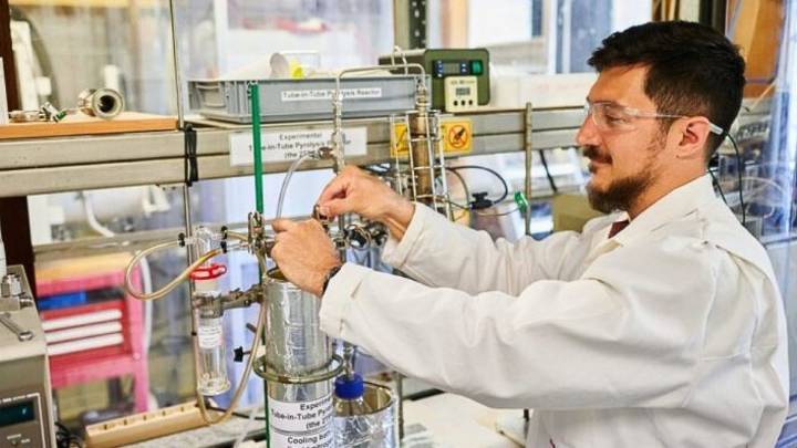 Un científico del Conicet logró convertir residuos de yerba mate en bioaceite para la industria