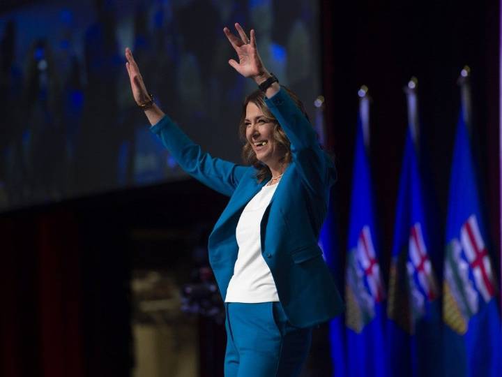 Despite pipeline motion, Smith endorses Poilievre ahead of review