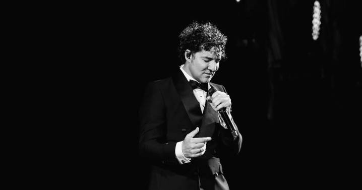 Este es el diseñador toledano que ha creado los smokings más navideños de la gira de David Bisbal