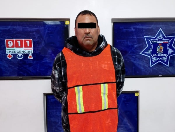 Es sorprendido conduciendo camioneta robada, es detenido