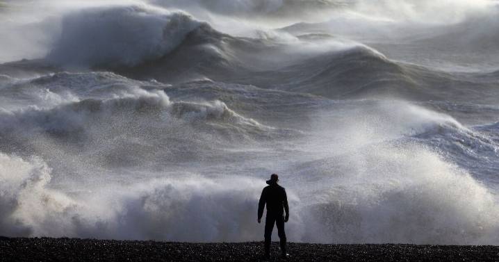 UK storm alert as brutal maps show 75mph gales and heavy rain