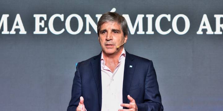 La Argentina regresa al mercado internacional de deuda: Caputo anunció que emitirán un bono a cuatro años