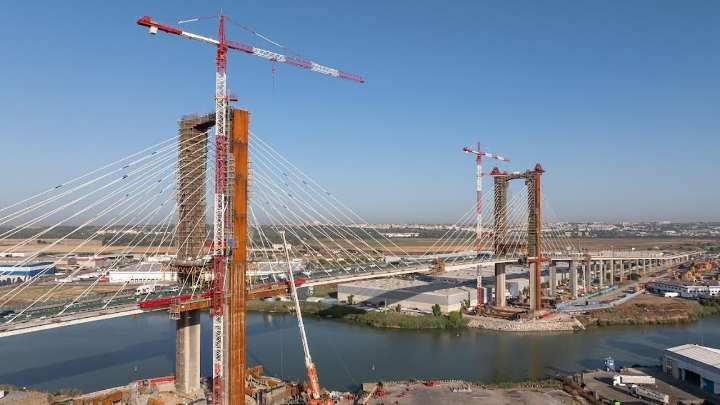 Corte de tráfico nocturno este jueves y el viernes en el Puente del Centenario por sustitución de los tirantes