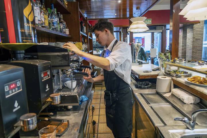 España pierde 14.000 empleos en noviembre, la mitad que el año pasado, pese a la destrucción de puestos en la hostelería