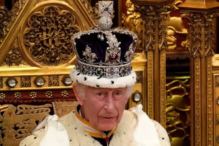 Tiran comida en joyas de la corona británica y los arrestan