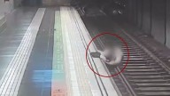 VIDEO: así salvaron a hombre de caer en las vías del Metro en Barcelona