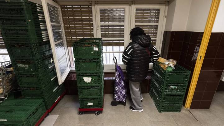 La pobreza atrapa en España a 700.000 mujeres más que hombres