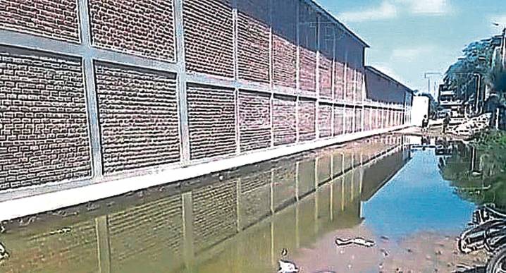 Los vecinos exigen solucionar el colapso de desagües en Piura