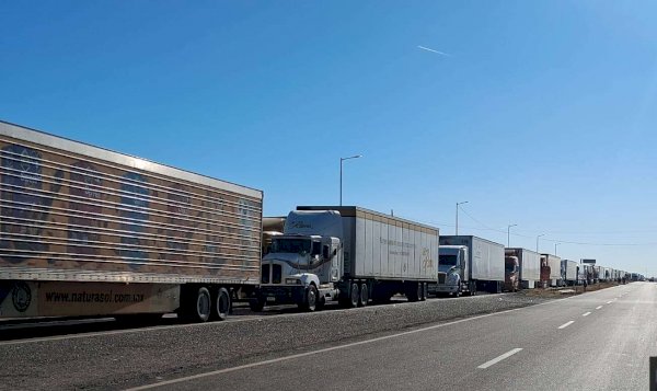 Bloquean agricultores 4 puentes fronterizos y vía del tren en Chihuahua