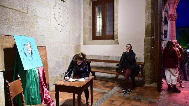 Plasencia crea un certamen joven de artes dedicado a Robe y amplía el horario para firmar en el libro de condolencias