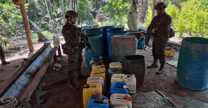 Duro golpe al Clan del Golfo: Ejército desmantela siete laboratorios de coca en Antioquia Fueron incautados más de 120 kilogramos de pasta base de coca y una tonelada de insumos químicos.