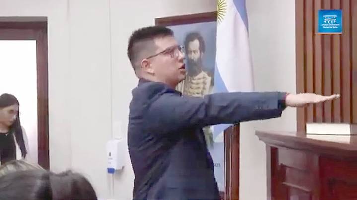 La asunción de concejal más incómoda y polémica fue la de Pablo López