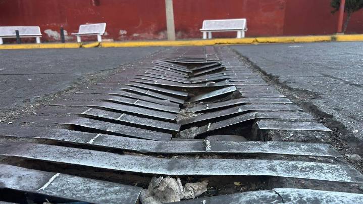 CMAPAS interviene alcantarilla dañada en la calle Andrés Delgado y reduce el riesgo para peatones