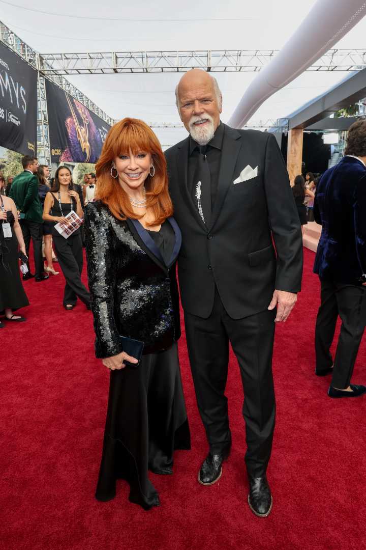 Country music legend, fiancé trade Thanksgiving tradition for something unexpected