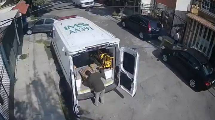 Ambulancia del IMSS usada como mudanza desata enojo e investigación