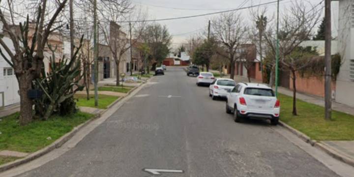 Sorprendieron a un hombre cuando abría la puerta del garaje de su casa y le robaron el auto en La Plata