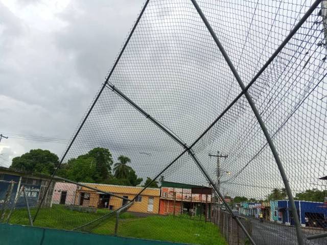 Cancha Libertad sigue igual tras la caída de cerca perimetral