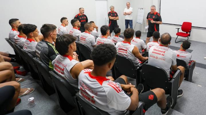 El DT de un equipo grande de Brasil lanzó una frase homofóbica para cuestionar a sus jugadores y recibió duras críticas