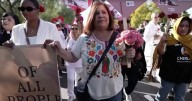 "Ponte your Moños": Mujeres inmigrantes convierten sus trenzas en mensaje de resistencia contra ICE
