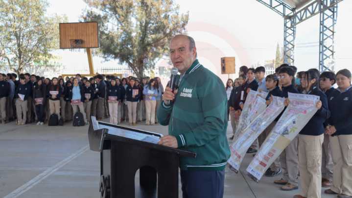 Natividad Castrejón entrega tabletas a estudiantes del Conalep Tulancingo