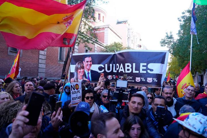 Vox marca distancia con la organización juvenil Revuelta, en crisis interna y acusada de desviar fondos recaudados para la dana