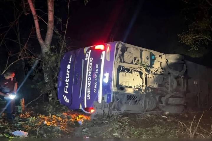 Vuelca autobús de pasajeros y deja a 5 personas muertas y 20 heridas