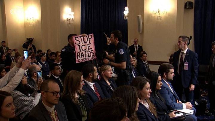 Manifestantes interrumpen el testimonio de la secretaria de Seguridad Nacional de EE.UU., Kristi Noem