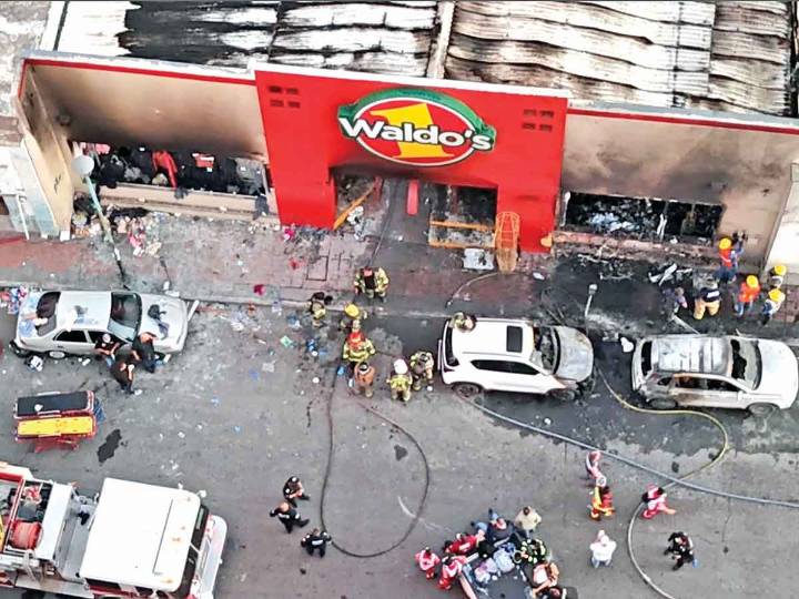 Avanza investigación por incendio en tienda Waldo’s; directivos son llamados a comparecer