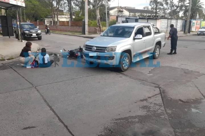 Una motociclista resultó herida tras chocar con una camioneta