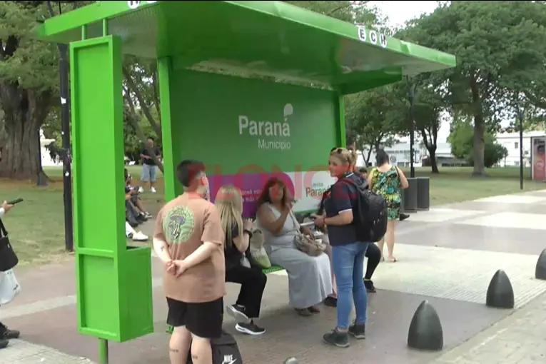 Renuevan las garitas de colectivos: tienen nuevo diseño, señalética y QR informativo